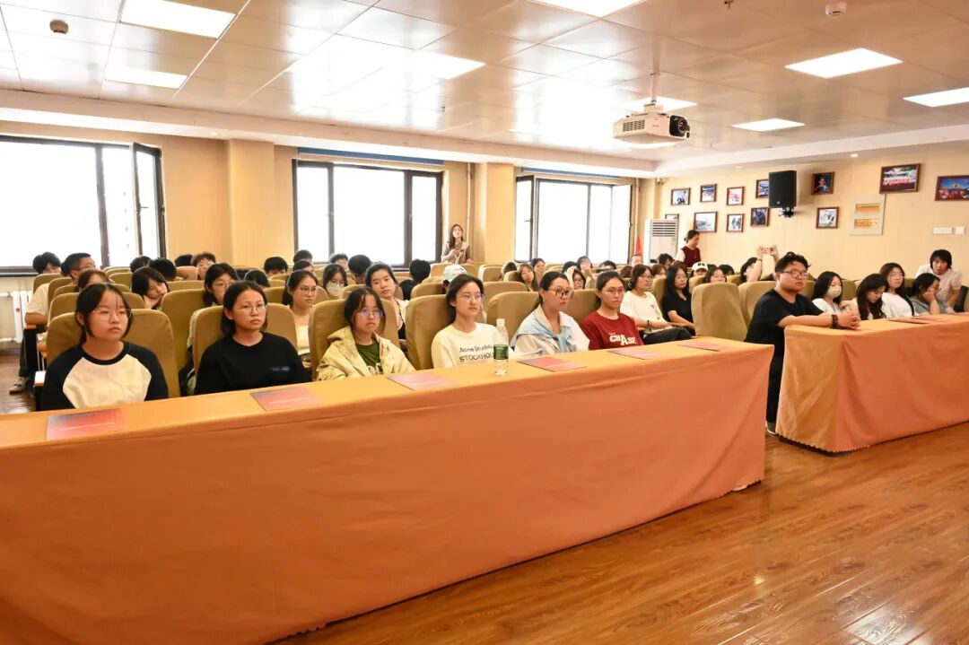 黑龙江省希望工程开放日活动圆满举行 黑科大学子共赴公益研学之旅(图2) 黑龙江省希望工程开放日活动圆满举行 黑科大学子共赴公益研学之旅(图2)