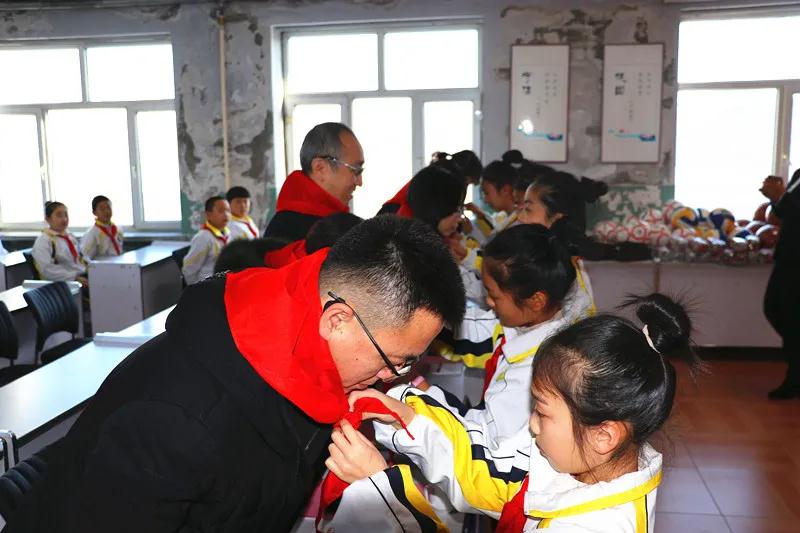 团企携手献爱心·共圆学子求学梦—双鸭山团市委联合双鸭山市益峰家具建材博览中心 举行爱心助学金发放仪式(图2)