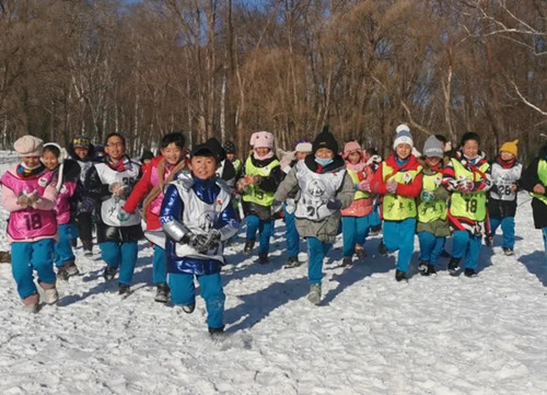 暖!留守儿童这样玩冰乐雪(图1) 暖!留守儿童这样玩冰乐雪(图1)
