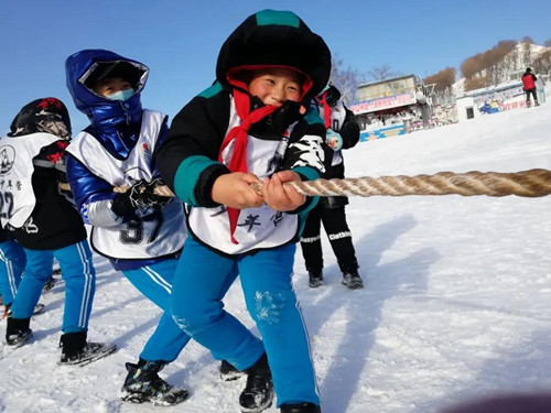 暖!留守儿童这样玩冰乐雪(图2) 暖!留守儿童这样玩冰乐雪(图2)