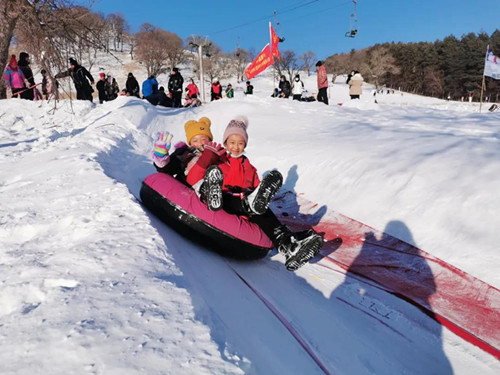 暖!留守儿童这样玩冰乐雪(图5) 暖!留守儿童这样玩冰乐雪(图5)