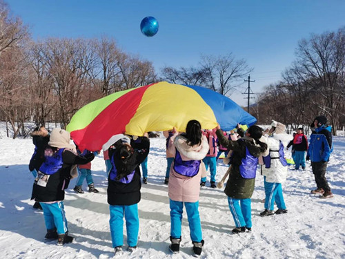 暖!留守儿童这样玩冰乐雪(图6) 暖!留守儿童这样玩冰乐雪(图6)