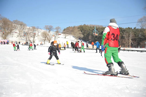 暖!留守儿童这样玩冰乐雪(图7) 暖!留守儿童这样玩冰乐雪(图7)
