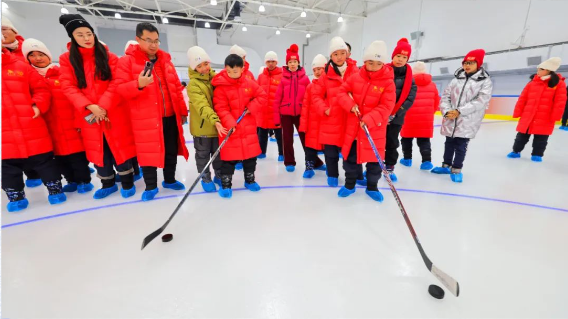 2025希望工程快乐运动嘉年华“相约冰雪 逐梦亚冬”希望与爱手拉手公益活动圆满收官(图20)
