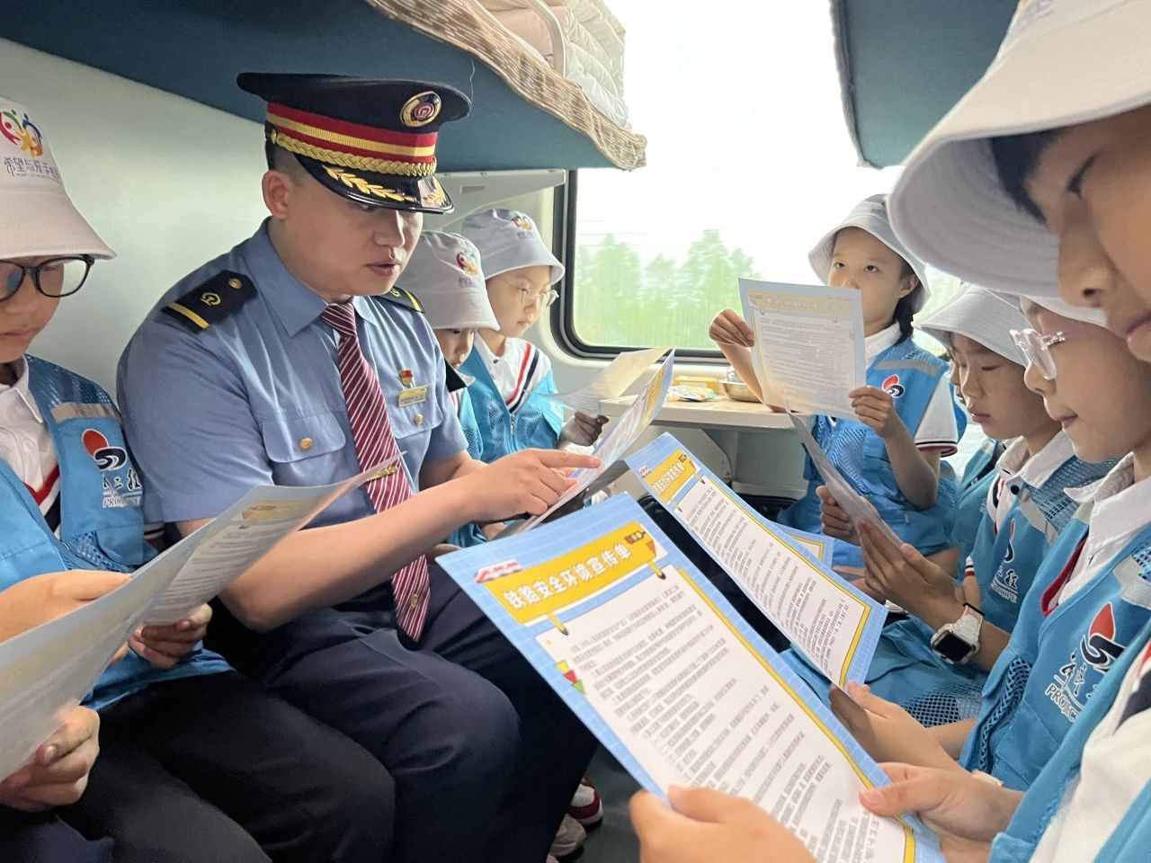 希望与爱手拉手追光之旅丨哈尔滨客运段青年志愿者协会“小蓝鸽”暖心护送(图12)